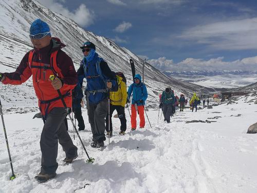 崗什卡國際滑雪登山挑戰(zhàn)賽激情開賽