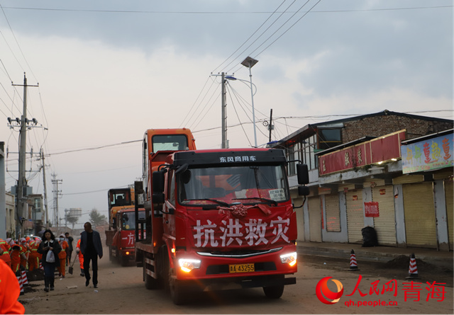 各類救援車輛不斷開進(jìn)青山鄉(xiāng)。人民網(wǎng) 甘海瓊攝