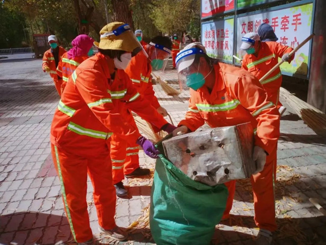 對城區(qū)進行環(huán)境衛(wèi)生保潔工作。格爾木市委宣傳部供圖