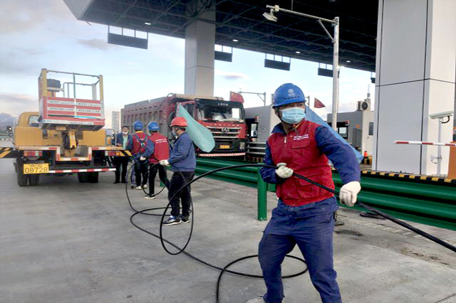 黨員服務(wù)隊隊員到浩門高速公路收費站疫情防控檢查點走訪