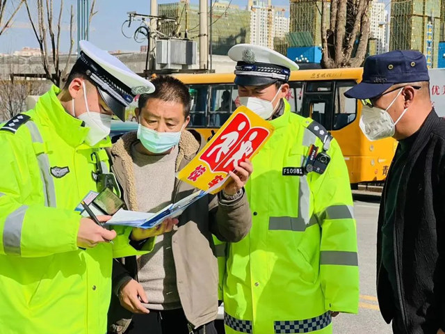 西寧公安交管部門對(duì)校車進(jìn)行交通安全大檢查。西寧市公安交通管理局供圖