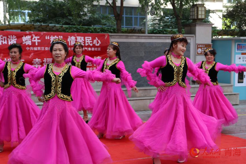 南氣象巷社區(qū)開(kāi)展精彩文藝匯演。人民網(wǎng) 陳明菊攝