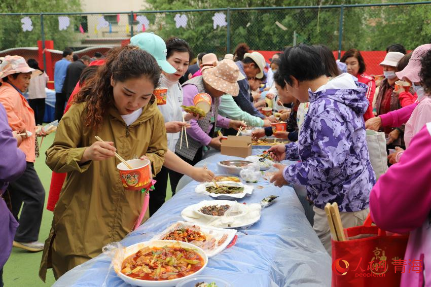 漢莊村百人宴。人民網(wǎng) 陳明菊攝