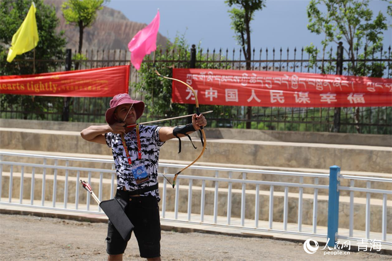 傳統(tǒng)牛角弓比賽。人民網(wǎng) 況玉攝