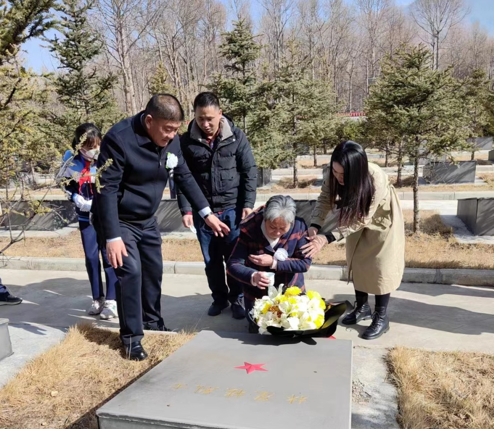 闊別60年，林秋云（左二）與父親“團(tuán)聚”。玉樹州退役軍人事務(wù)局供圖