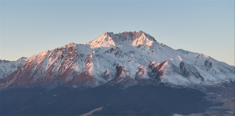 日照金山。包雷攝