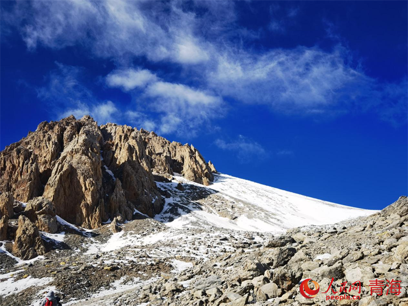 位于青海省門(mén)源回族自治縣境內(nèi)的崗什卡雪峰。人民網(wǎng) 白波攝