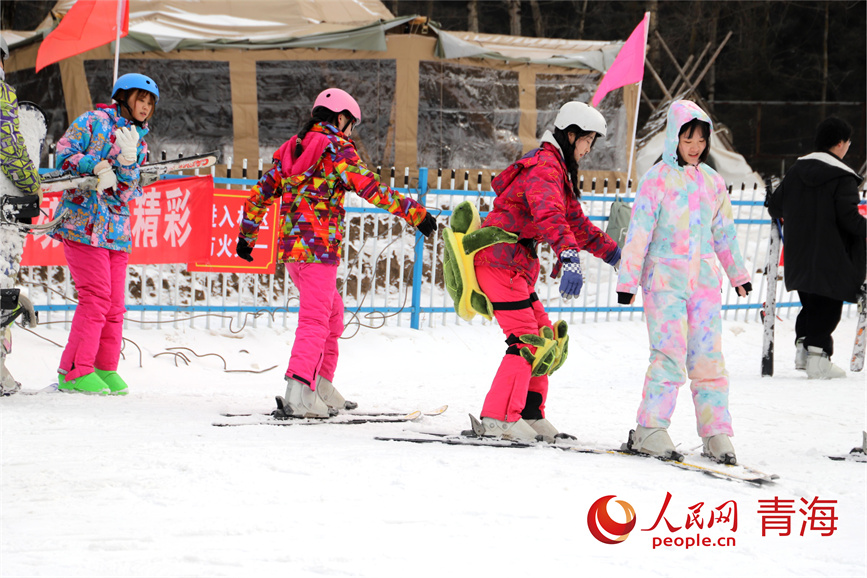 游客正在大通康樂(lè)滑雪場(chǎng)體驗(yàn)冰雪樂(lè)趣。人民網(wǎng) 陳明菊攝