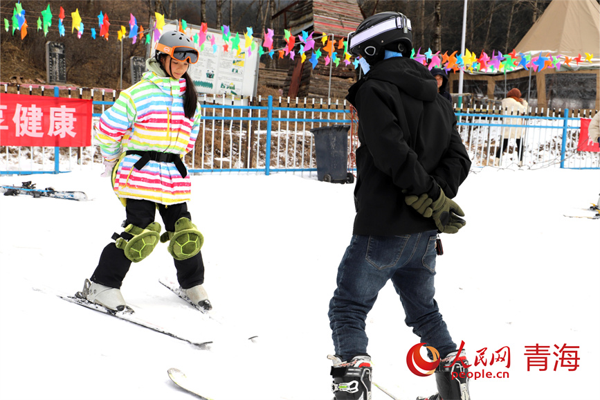 教練雷應(yīng)平指導(dǎo)游客滑雪技巧。人民網(wǎng) 陳明菊攝