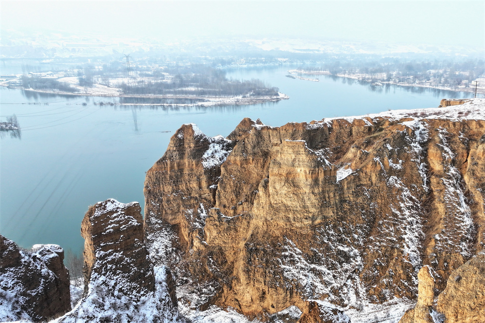 雪落丹霞。李玉峰攝