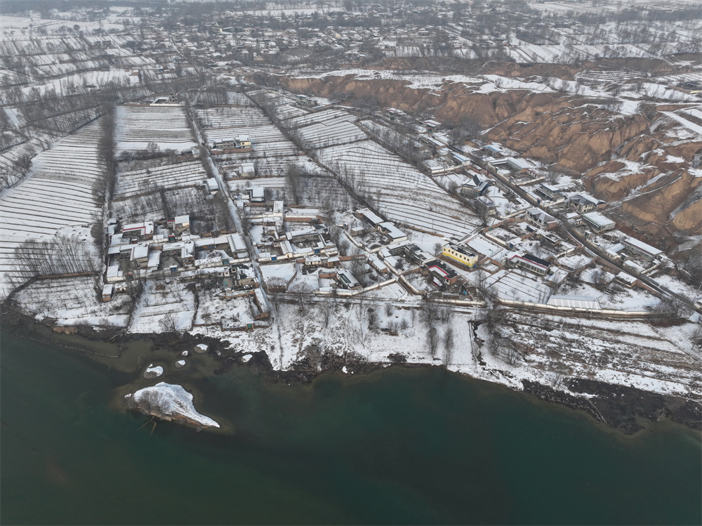 雪落化隆黃河岸畔。李玉峰攝