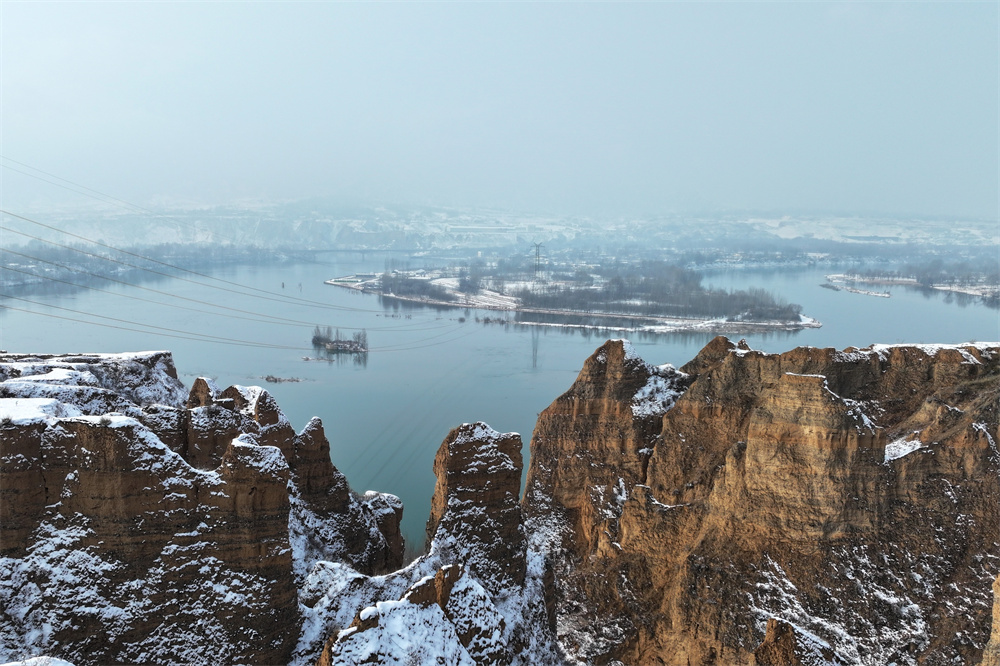 雪落丹霞。李玉峰攝