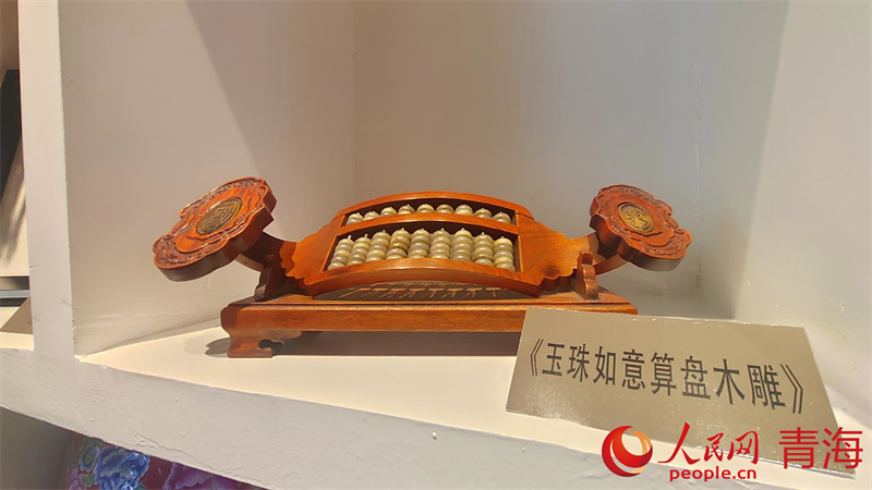 非遺體驗(yàn)基地內(nèi)展示的木雕作品。人民網(wǎng)記者 張莉萍攝