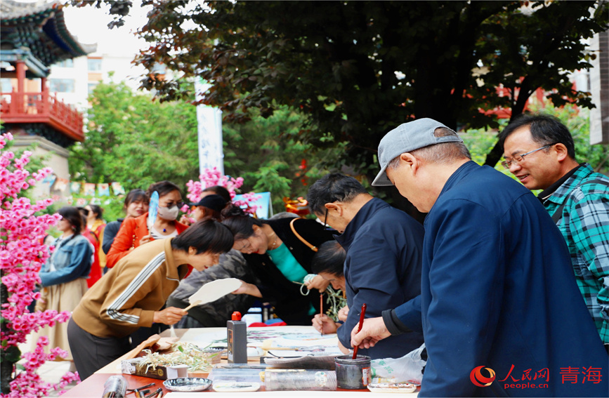 活動現(xiàn)場寫書法。人民網(wǎng) 顧斐菲攝