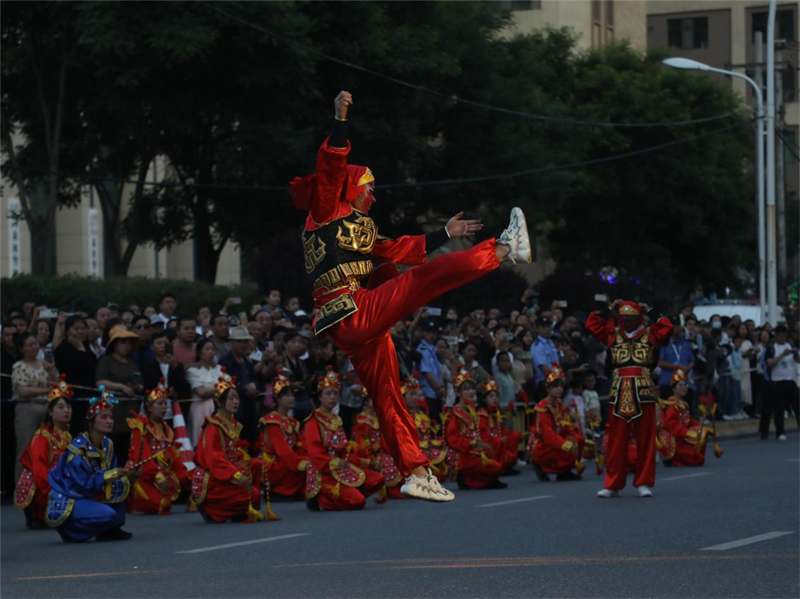 民俗舞蹈《霸王鞭》。李昊攝