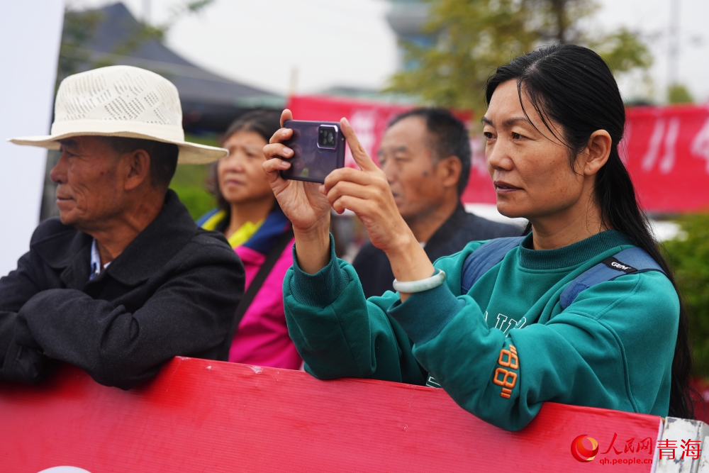 群眾拍照打卡環(huán)湖賽。人民網(wǎng) 陳明菊攝