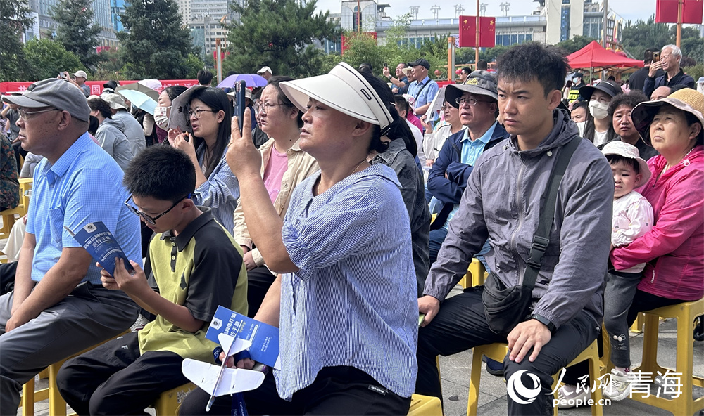 市民觀看“強(qiáng)國(guó)復(fù)興有我”專場(chǎng)文藝演出。人民網(wǎng) 陳明菊攝