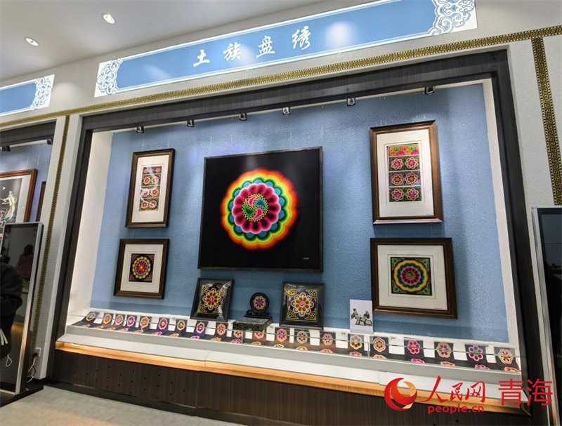 青繡數(shù)字化總部經(jīng)濟(jì)平臺(tái)展示展銷中心內(nèi)的盤繡作品。人民網(wǎng) 馬可欣攝