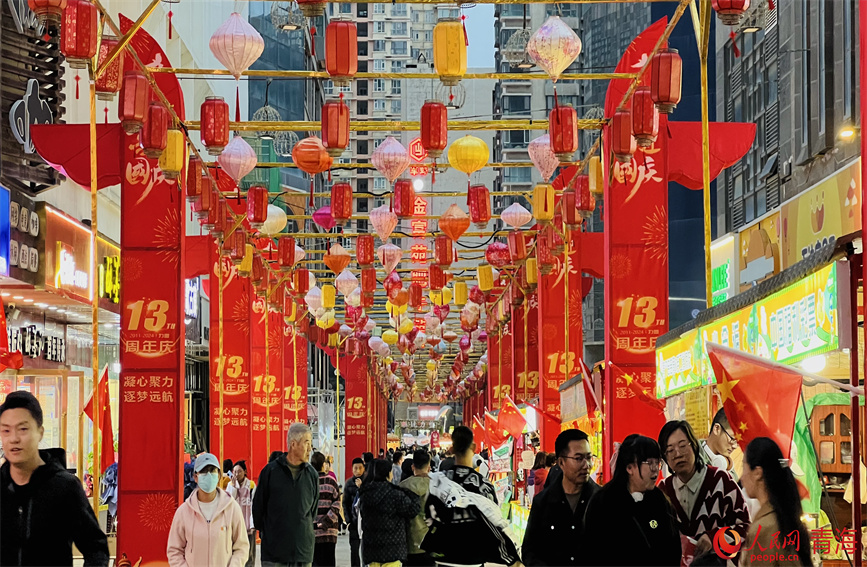 西寧市城西區(qū)力盟商業(yè)步行街節(jié)日氛圍濃厚。人民網(wǎng) 顧斐菲攝