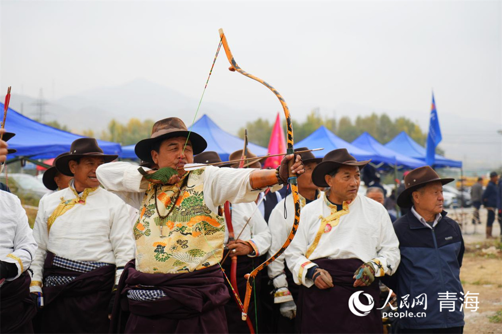 選手弓拉滿月展英姿。人民網(wǎng)記者 張莉萍攝