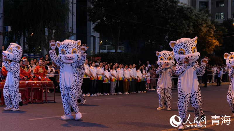 “豹街”巡游。人民網(wǎng) 況玉攝