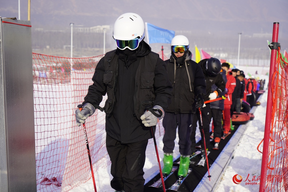 市民暢玩冰雪項目。人民網(wǎng) 陳明菊攝