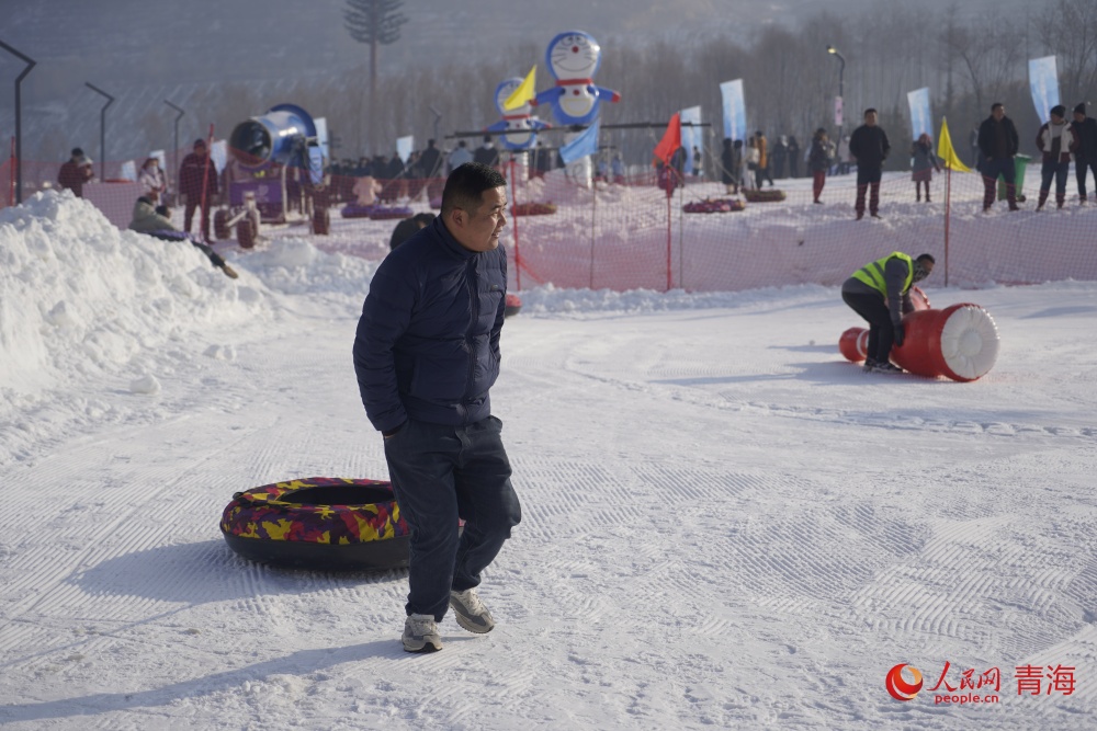 市民暢玩冰雪項目。人民網(wǎng) 陳明菊攝